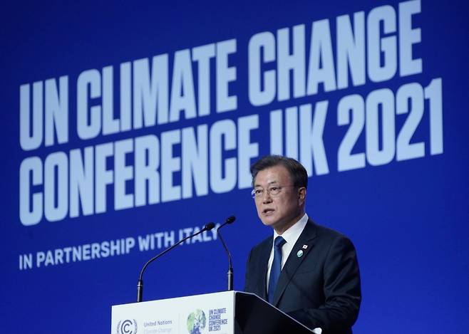 President Moon Jae-in delivers a keynote speech at the COP26 climate summit in Glasgow, Scotland, on Monday. (Yonhap)