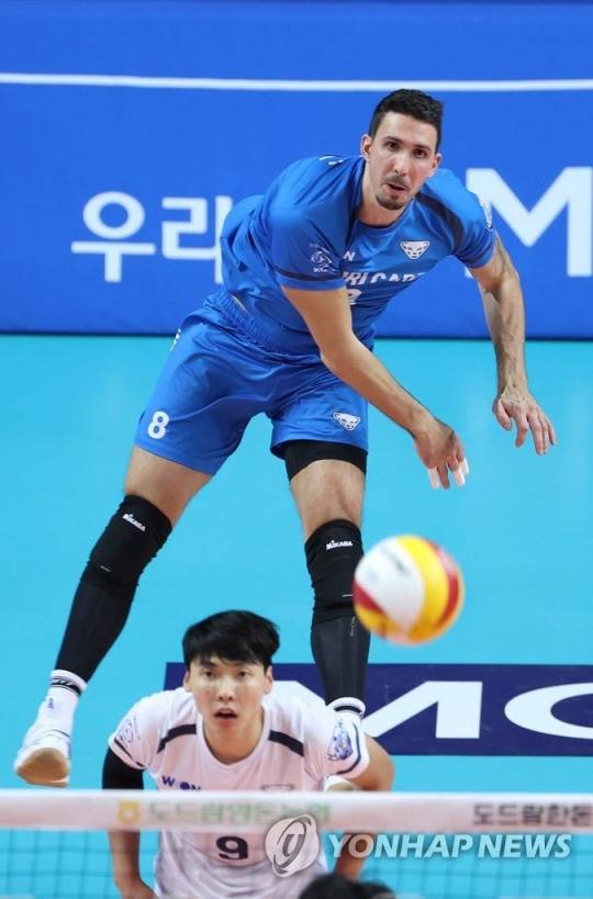 스크린잉은 서브를 할 때 상대가 블로킹으로 차단하는 등의 불법적인 행위를 하는 것을 뜻한다. 사진은 우리카드 알렉스가 지난 달 24일 현대캐피탈전에서 점프서브를 넣는 모습. [연합뉴스]