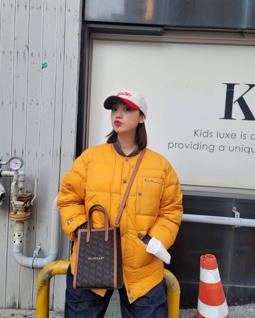 Hyeolim (29), a member of the group Wonder Girls, reported on the current status of pregnancy.Hyeolim posted a picture on his instagram on the 2nd with an article called Autumn.The photo shows Hyeolim posing on the street.Hyeolim sported an extraordinary fashion sense, wearing cute, dotty yellow padding and wide-tub navy trousers; Hyeolim added a sporty appeal, wearing a cute cap cap cap.Pregnancy 5 months Hyeolims surprisingly well-hidden D line and slender legs are admirable.Hyeolim married Shin Min-chul, 35, a former Taekwondo player, in July last year; she announced news of her pregnancy in August.