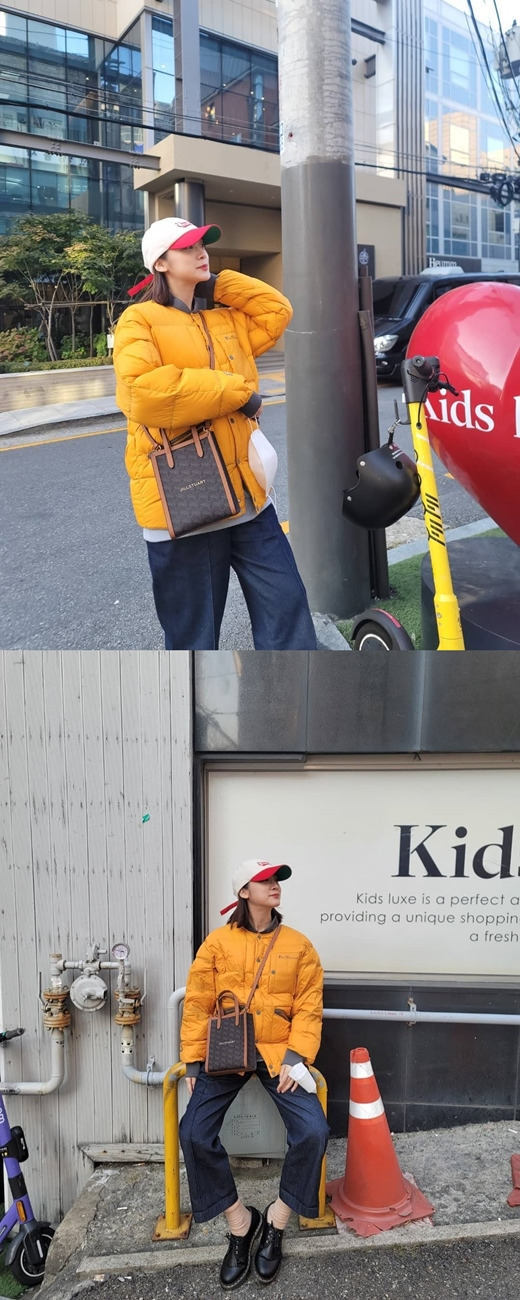 Hyeolim (29), a member of the group Wonder Girls, reported on the current status of pregnancy.Hyeolim posted a picture on his instagram on the 2nd with an article called Autumn.The photo shows Hyeolim posing on the street.Hyeolim sported an extraordinary fashion sense, wearing cute, dotty yellow padding and wide-tub navy trousers; Hyeolim added a sporty appeal, wearing a cute cap cap cap.Pregnancy 5 months Hyeolims surprisingly well-hidden D line and slender legs are admirable.Hyeolim married Shin Min-chul, 35, a former Taekwondo player, in July last year; she announced news of her pregnancy in August.