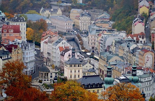 카를로비 바리 도시 가운데로 온천수 하천이 흐른다.