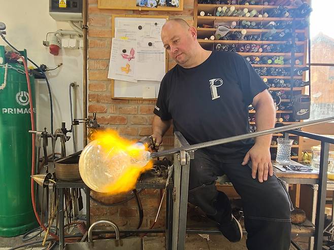 크리스탈 밸리 파치넥 공방의 공예작업