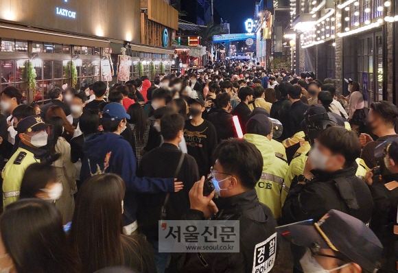 핼러윈 데이를 하루 앞둔 30일 음식점과 유흥시설이 밀집한 서울 용산구 이태원 세계음식거리에 많은 사람이 밀집했다. 경찰은 이날 오후 10시부터 시민들에게 귀가할 것을 안내했지만 경찰 협조 요청에 응하는 이들은 거의 없었다.오세진 기자 5sjin@seoul.co.kr