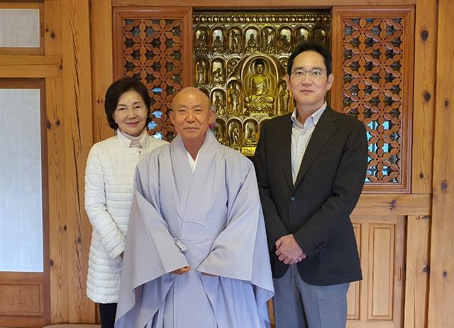 이재용 삼성전자 부회장과 모친인 홍라희 전 리움미술관장이 삼성전자 창립 52주년 기념일인 지난 1일 경남 합천군 해인사를 방문해 방장 스님과 기념촬영을 하고 있다.(조계종 총무원 제공) 2021.11.2/뉴스1