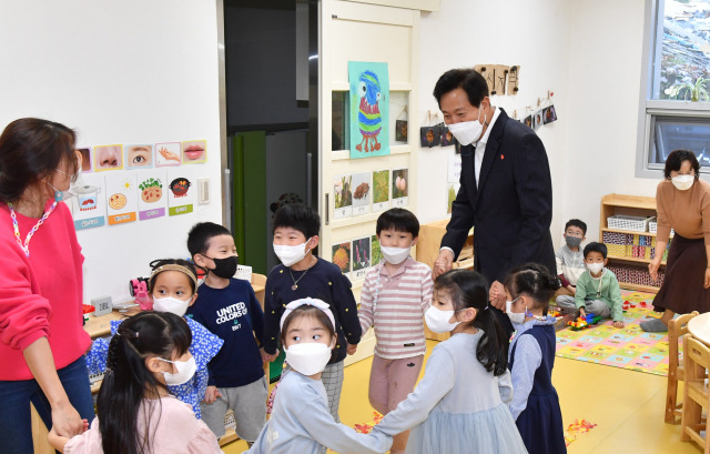 오세훈 서울시장이 2일 ‘서울형 공유어린이집’ 사업에 참여한 영등포구 양평2동 늘해랑어린이집에서 아동들과 함께 놀이 활동에 참여하고 있다. /사진 제공=서울시