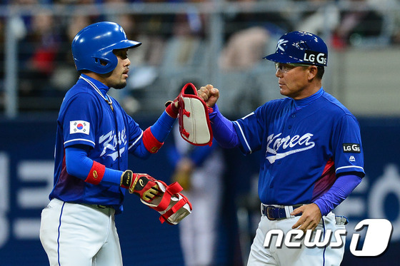 9일 오후 서울 구로구 고척스카이돔에서 열린 2017년 월드베이스볼클래식(WBC) 1라운드 한국과 대만의 경기에서 2회초 2사 2루 상황 한국 이용규가 1타점 2루타를 치고 김평호 코치와 하이파이브를 나누고 있다. 2017.3.9/뉴스1 © News1 임세영 기자