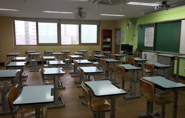 등교를 앞두고 방역 준비를 마친 한 고등학교에서 교실 창문이 활짝 열려있다. 장승윤 기자 tomato99@donga.com