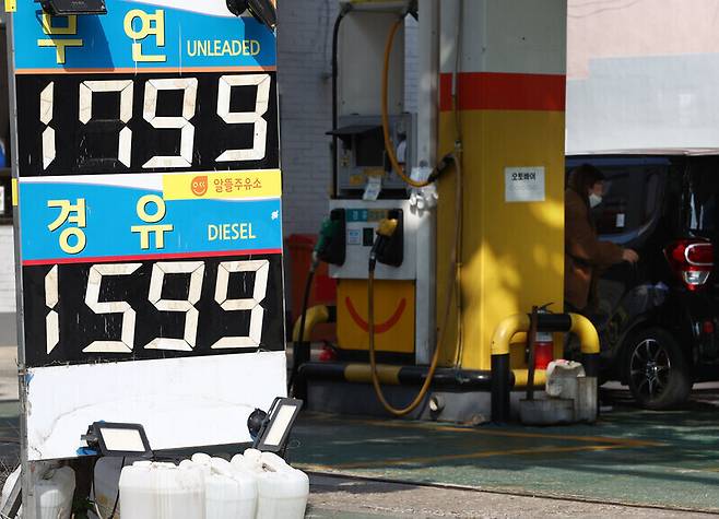 A discount gas station in Seoul displays fuel prices on Tuesday. (Yonhap News)