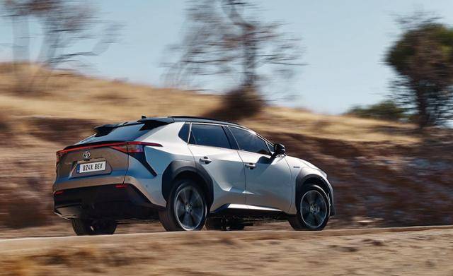 토요타다 브랜드 최초의 양산 전기차 ‘bZ4X’를 공개했다.