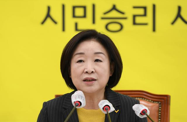 심상정 정의당 대선후보가 3일 국회에서 열린 기자간담회에서 기자들의 질문에 답하고 있다. 오대근 기자