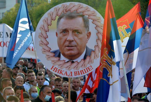 2일 보스니아 반자루카에서 시민들이 세르비아계 스르프스카공화국 지도자인 밀로라드 도디크(피켓 안 사진)의 축출을 요구하는 시위를 벌이고 있다. 반자루카=AP 연합뉴스