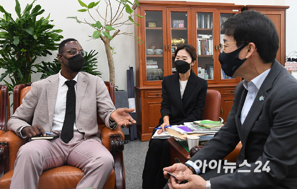 방한중인 딘 가필드(Dean Garfield) 넷플릭스 공공정책 수석부사장이 3일 오전 국회 과방위원장실에서 이원욱 위원장과 면담하고 있다. 이날 면담에서는 최근 논란이 되고 있는 망 사용료 문제와 콘텐츠 상생협력 방안을 논의했다. [사진=정소희 기자]