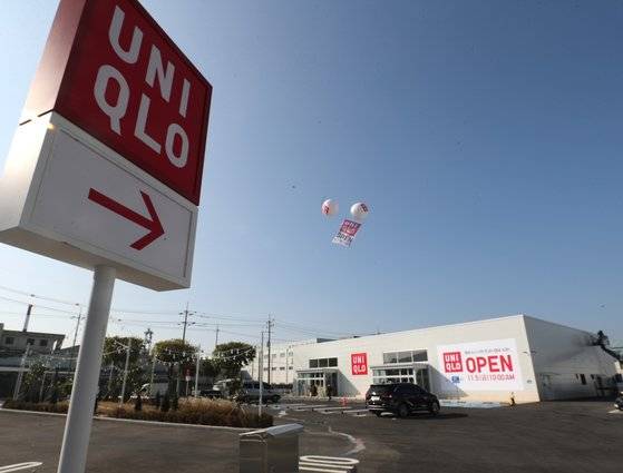 일본상품 불매 운동(노재팬)으로 영업 타격을 입으면서 국내 매장을 잇달아 폐점해오던 유니클로가 1년 만에 부산에 신규 매장을 낸다. 사진은 오는 5일 신규 개점 예정인 유니클로 부산 사하점. 연합뉴스