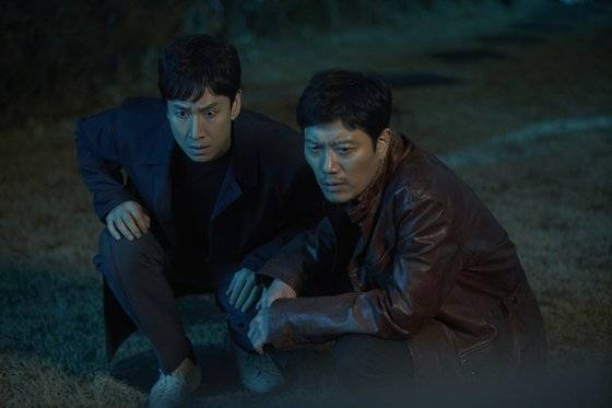 '기생충'의 이선균, 최근 넷플릭스 오리지널 '마이 네임'으로 해외에도 각인된 박희순이 각각 뇌과학자 고세원과 미스터리한 수사관 강무 역할로 호흡을 맞췄다.[사진 애플TV플러스]