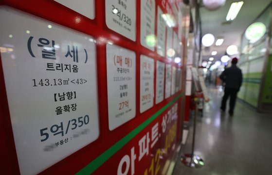 금융권에서 가계대출을 전방위로 옥죄면서 매매뿐 아니라 전세 거래까지 어려워지자 서울에서 월세를 낀 임대차 거래 비중이 약 40% 수준까지 올랐다. 서울시내 공인중개사무소에 붙은 부동산 매물 안내문. 연합뉴스
