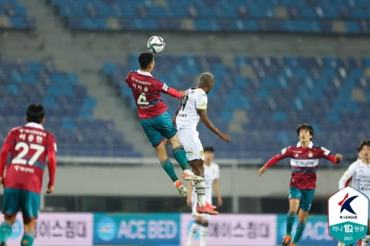 대전 이지솔(왼쪽에서 두 번째)과 전남 발로텔리(가운데)의 공중볼 경합 장면.
[한국프로축구연맹 제공]
