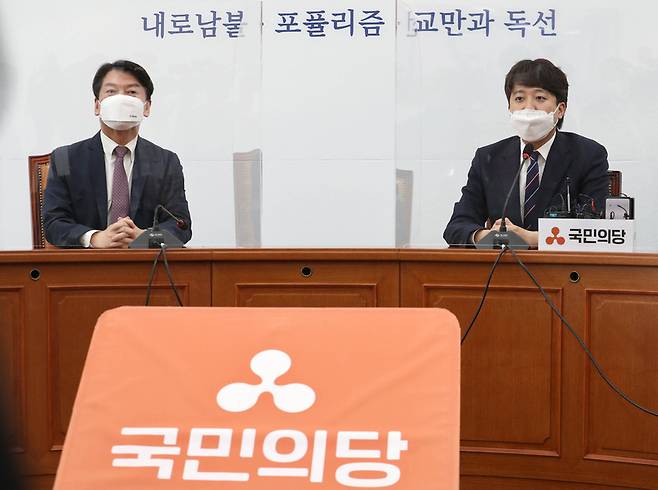 이준석 국민의힘 대표(오른쪽)와 대선출마를 선언한 안철수 국민의당 대표 / 사진 = 매일경제