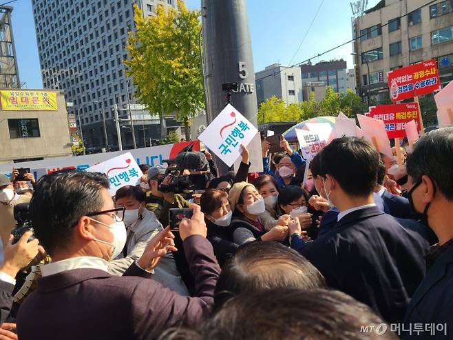 윤석열 국민의 힘 대선 경선 후보가 3일 오전 10시 50분쯤 서울시 중구에 위치한  남대문 시장을 방문해 지지자들와 악수를 나누고 있다 /사진 =하수민기자