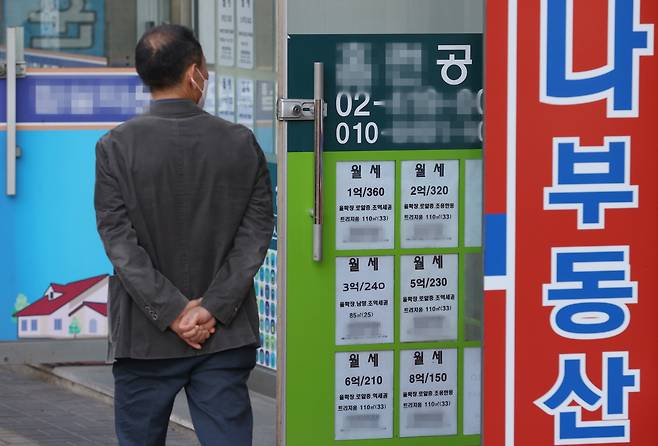 내년 7월 임대차법에 따른 계약갱신권을 사용한 임차인들이 대규모로 주택시장에 나올 전망이다. 문제는 이들이 새 전셋집을 알아보게 될 시점의 전세시세가 몇년전보다 크게 올라있을 것이라 큰 혼란이 예측된다. [연합]