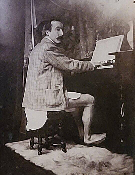 “고갱님이 거기서 왜 나와” 미술가 고갱은 아르누보 선구자 알폰스 무하의 절친이다. 취기 어린 상태에서 무하의 집에 온 고갱은 하의탈의 상태에서 피아노를 치는, 예술가 다운 기행으로 화제가 됐다. 이 사진은 알폰스 무하 박물관에 있다.