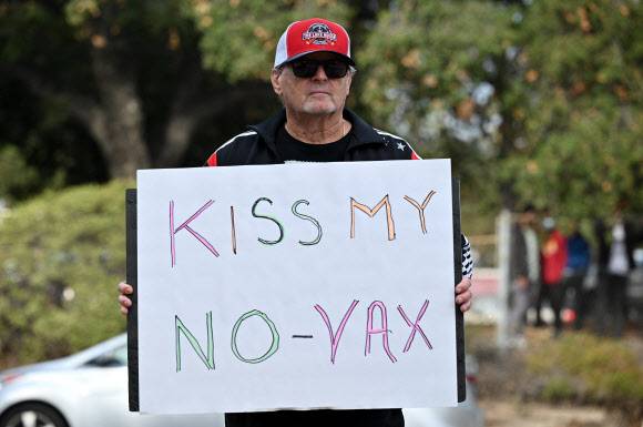“백신 의무 접종 반대” - 미 항공우주국(NASA) 제트추진연구소(JPL) 근로자들과 지지자들이 2021년 11월 1일 캘리포니아 패서디나 JPL 밖에서 모든 연방 직원들이 코로나바이러스 백신을 접종하도록 요구하는 미국 정부의 명령에 반대하며 시위를 벌이고 있다. AFP 연합뉴스 2021-11-02