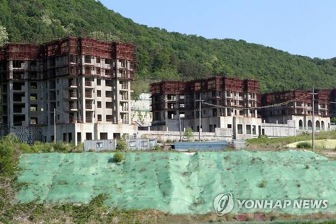'도심 속 흉물' 파주 통일동산 콘도 [연합뉴스 자료사진]