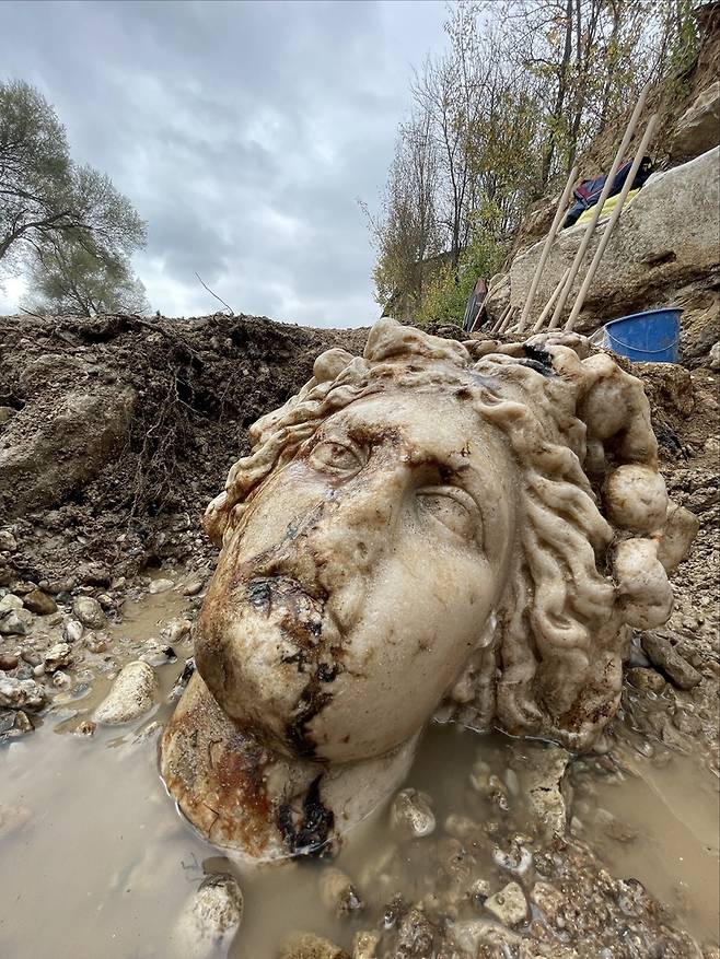 터키의 그리스·로마 유적지에서 발견된 술의 신 디오니소스 조각  (아이자노이 아나돌루=연합뉴스) 두물루프나르 대학 발굴팀이 지난달 31일(현지시각) 터키 서부 아이노자이의 그리스·로마 유적지에서 '술의 신' 디오니소스 조각상을 발견했다. 2021. 11. 3 photo@yna.co.kr