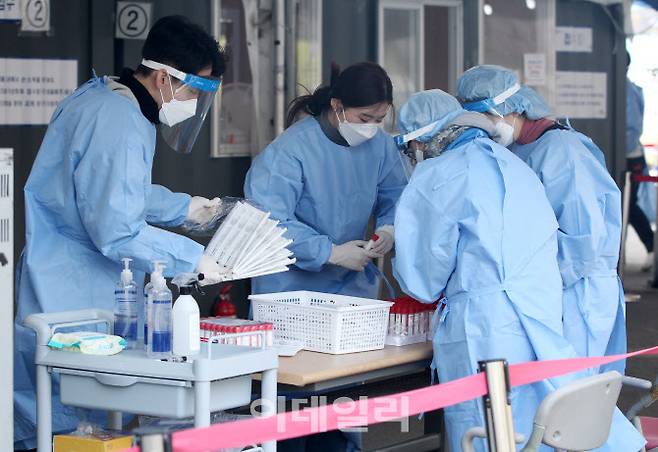 4일 오전 서울 중구 서울역광장 코로나19 임시선별진료소에서 의료진들이 검사 준비를 하고 있다. (사진=김태형 기자)