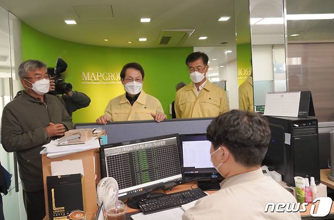 조희연 서울시교육감(가운데)이 서울 서초구 MAP그룹을 방문해 현장실습 중인 직업계고 학생들을 격려하고 있다. (서울시교육청 제공) 2021.10.26/뉴스1