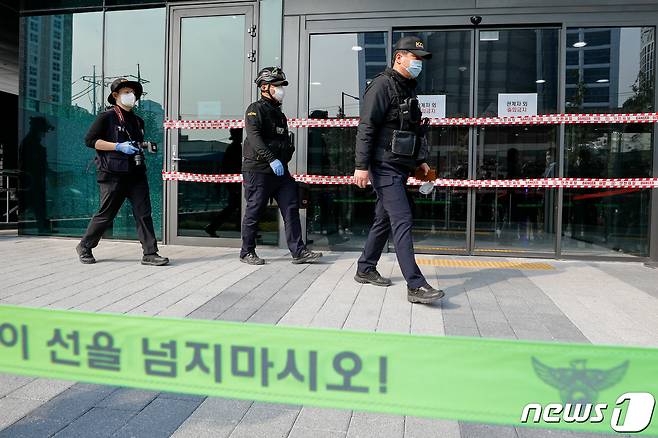 지난달 26일 서울 금천구 가산동의 가산메트로지식산업센터 신축 공사 현장에서 국립과학수사연구원 관계자들이 합동감식을 위해 건물 내부로 들어가고 있다. 2021.10.26/뉴스1 © News1 안은나 기자