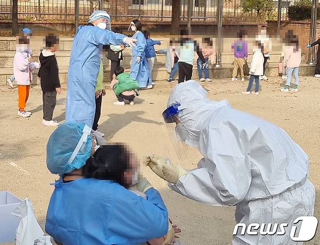 천안의 한 초등학교에서 6일 동안 15명이 확진돼 방역당국이 해당 학교에 이동선별진료소를 설치해 전수 검사를 하고 있다. © 뉴스1