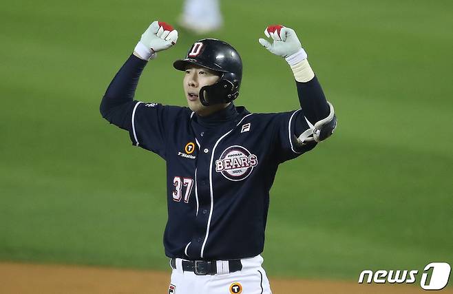 4일 오후 서울 송파구 잠실야구장에서 열린 프로야구 '2021 신한은행 SOL KBO 포스트시즌‘ 준플레이오프 1차전 두산 베어스와 LG 트윈스의 경기 5회초 2사 2루 상황 두산 박건우가 1타점 적시타를 치고 환호하고 있다. 2021.11.4/뉴스1 © News1 임세영 기자