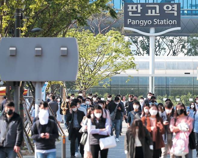 신분당선 판교역을 빠져나와 출근 중인 직장인들. 이 지역 IT(정보기술) 기업에서 일하는 직장인들 간에도 보수 양극화가 심해지고 있다. /고운호 기자