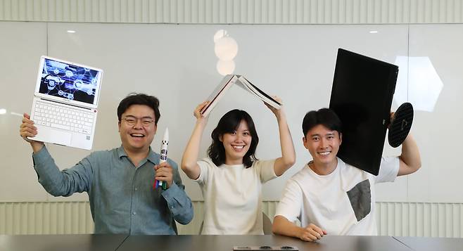 이젠 배움을 찾아 굳이 학교·학원에 갈 필요가 없다. 원격 온라인 수업으로 독학해도 충분히 성과를 낼 수 있다. 고독한 배움의 길을 돕는 에드테크 스타트업은 빠르게 발전하고 있다. 김인기 코드스테이츠 대표(왼쪽)는 호텔관광학과 출신이지만, 코딩을 독학해 개발자가 된 뒤, 온라인 코딩 교육 스타트업을 창업했다. 그 덕분에 마케터였던 홍제연(가운데)씨, 배우였던 고명우(오른쪽)씨도 지금은 개발자로 일한다. /오종찬 기자