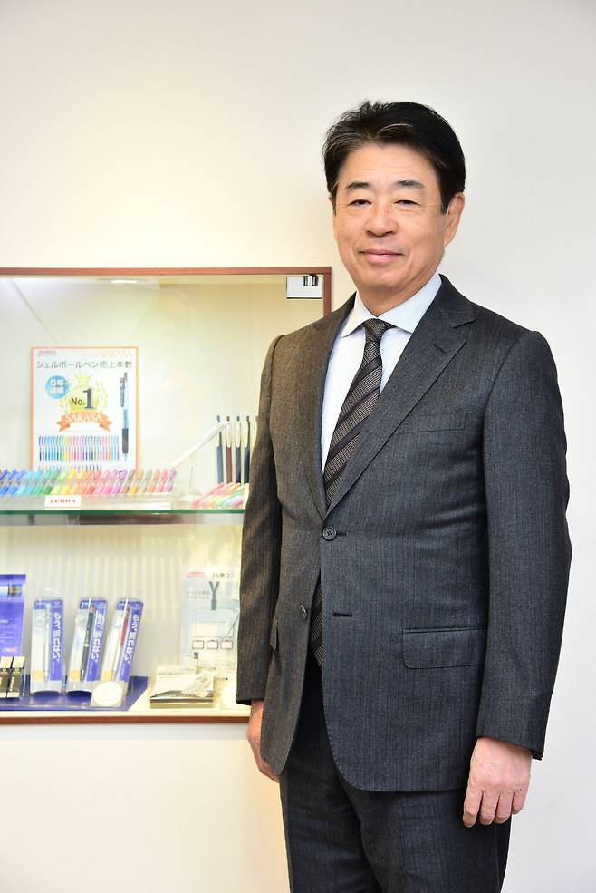 이시카와 신이치 제브라 사장은 지난 20여 년간 회사를 이끌었다. 그는 “앞으로 10~20년 세상이 아무리 변하고 인공지능이 주도하는 세상이 된다 해도, 펜의 사용자는 여전히 인간일 것”이라며 “회사를 맡을 다음 세대가 그 사실을 잊지 않길 바란다”고 말했다. /제브라