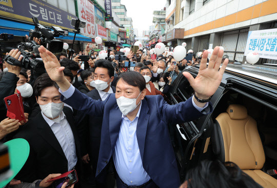 국민의힘 대선 경선 후보인 윤석열 전 검찰총장이 4일 오전 경기도 의정부 제일시장을 방문해 시민들을 향해 인사하고 있다.국회사진기자단·연합뉴스