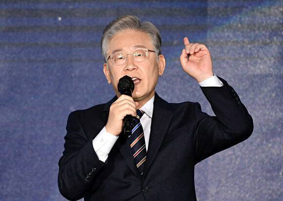 이재명 더불어민주당 대선후보가 지난 2일 서울 송파구 올림픽경기장 KSPO돔에서 열린 더불어민주당 제20대 대통령선거 선거대책위원회 출범식에서 연설하고 있다. 연합뉴스