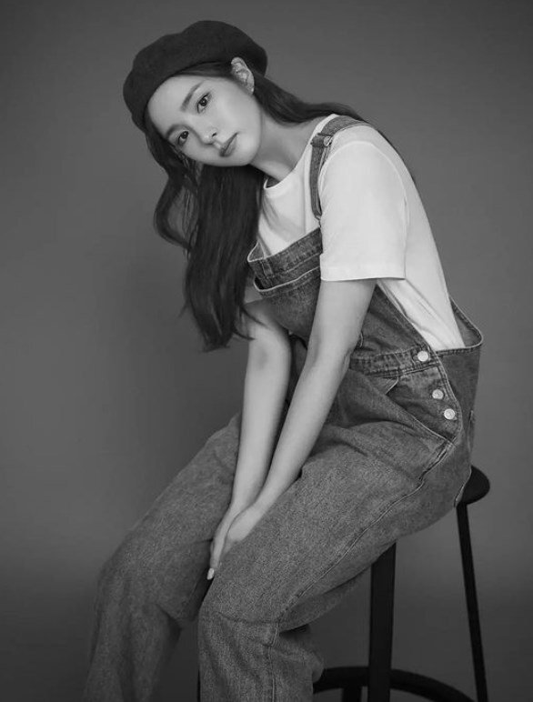 Shin Se-kyung agency Idam Entertainment posted an article on the official Instagram on the 4th, I will release a new profile photo of Actor Shin Se-kyung.Meanwhile, Shin Se-kyung signed an exclusive contract with IU Entertainment in July.