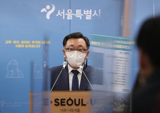 김성보 서울시 주택정책실장이 4일 오전 서울시청 브리핑룸에서 주택공급 관련 기자설명회를 하고 있다. [연합뉴스]