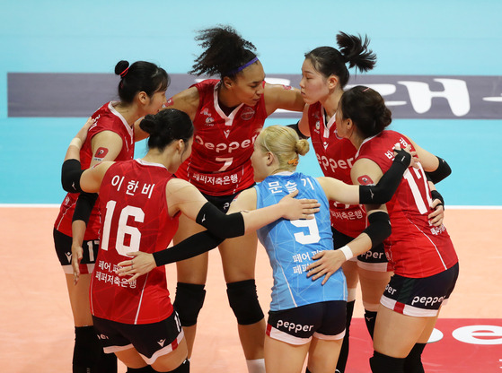 The Pepper Savings Bank AI Peppers players gather during a match against the GS Caltex Seoul Kixx on Oct. 22 at Pepper Stadium in Gwangju. [YONHAP]