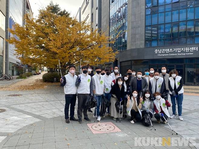 충남정보문화산업진흥원 관계자들과 소셜캠퍼스 온 직원들이 엄무지구 환경개선 작업을 실시했다.