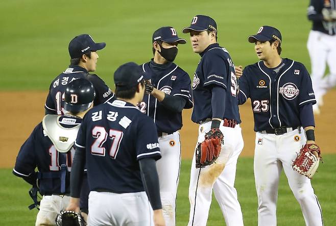 두산 베어스 선수들이 4일 오후 서울 잠실구장에서 열린 LG트윈스와의 2021 신한은행 SOL KBO 포스트시즌 준플레이오프 1차전에서 5-1로 승리한 후 기뻐하고 있다. /사진=뉴스1