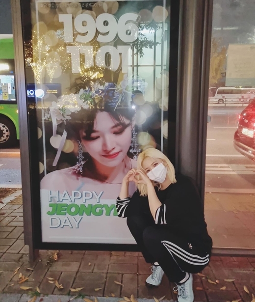 Group TWICE member Jeongyeon (real name Yoo Yeon and 25) celebrated her birthday.Thank you so much for the Once (TWICE fandom name) for celebrating your birthday, Jeongyeon said on the official Instagram of TWICE on the 4th.I did not talk about it in V app earlier, but Once is also happy birthday! Many of the photos released along with this show showed Jeongyeon, who went to see a birthday ad attached to a bus stop, etc. Jinyeon celebrated his 25th birthday on the last day.Jingyeon shot the authentication shot in front of the ad: He drew hearts with his hands or took selfies, expressing his gratitude to fans.Beautiful looks and eyes that pierce the mask catch the eye.Jingyeon recently suspended its activities due to symptoms of panic and psychological anxiety disorder.Although he has not yet appeared in the official ceremony, he showed a bright appearance in the 6th anniversary of TWICE debut on the 21st of last month.TWICE members also missed the SNS on the 2nd, saying, Wol Jeongyeon celebrates his birthday and loves him. Lets work with me soon.On the other hand, TWICE, which includes Jeongyeon, will release and return the Regular 3rd album Formula of Love: O + T=<3(Formula of Love: O + T=<3) and the title song Scientist on the 12th.In particular, Jeongyeon was also named in the unit songs 1, 3, 2 (Jeongyeon, Mina, and Tsuwi) which TWICE first introduced as this new album.On the day of release, at noon on the 12th, we will communicate with domestic and foreign fans through Comeback Love Live!, followed by United States of Americas famous music program MTV Fresh Out Love Live!(MTV Fresh Out Live) will feature a new song, Scientist, in a performance.