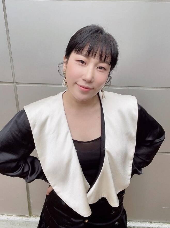 Gagwoman Kim Yeong-hee has embarked on a style transformation.On November 4th, Kim Yeong-hee said in his personal instagram, I wanted to record it. I want to wear it. I just put it on. Sam made makeup different from usual. I do not have lashes.Kim Yeong-hee in the public photo left a charming head and tied his head to reveal the V-line jaw line.Instead of a pale snow makeup, she showed off her pure and lovely charm with a subtle pink lip and ball touch.Kim Yeong-hee added, Everyone is losing weight, but it is more.Meanwhile, Kim Yeong-hee marriages with Yoon Seung-yeol, a 10-year-old baseball player, in January.