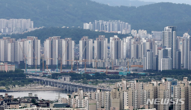 [서울=뉴시스]고범준 기자 = 17일 오후 서울 남산에서 바라본 강남 일대 아파트 단지 모습이 보이고 있다. 2021.06.17. bjko@newsis.com