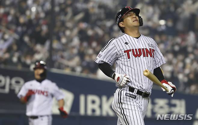 [서울=뉴시스] 정병혁 기자 = 4일 오후 서울 송파구 잠실야구장에서 열린 2021 KBO 포스트시즌 준플레이오프 1차전 LG 트윈스와 두산 베어스의 경기, 7회말 2사 주자 만루 상황 LG 김민성이 라인드라이브 아웃을 당하자 아쉬워하고 있다. 2021.11.04. jhope@newsis.com