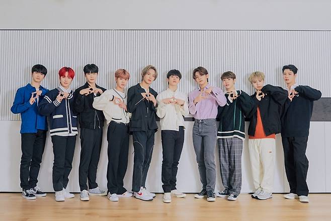 왼쪽부터 티오원 지수, 재윤, 제롬, 치훈, 찬, 제이유, 동건, 웅기, 민수, 경호. 웨이크원 제공