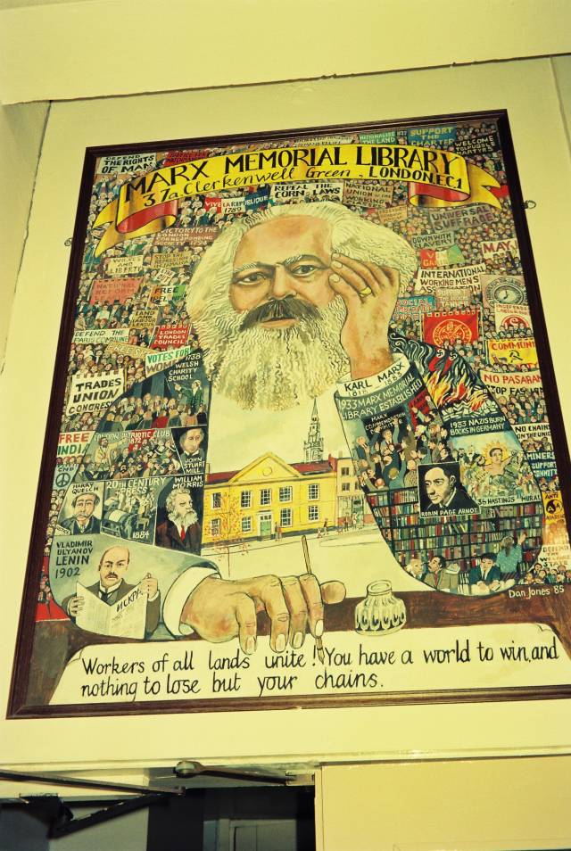 ▲마르크스 기념도서관 및 노동자학교에 걸린 마르크스의 얼굴. ⓒ노회찬재단