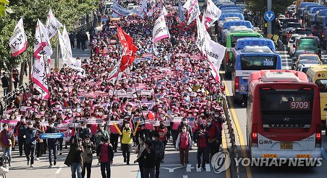 행진하는 10·20 총파업 참가자들 [연합뉴스 자료사진]