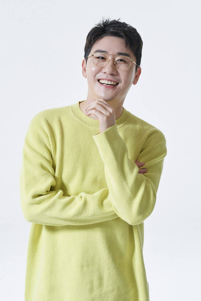 Singer Young Tak was aware of the 2018 release song Why You Come Out There in real time of his attempt to stream the number Falsify on the soundtrack, and it was confirmed that he even had a Kakao Talk conversation that agreed to such an Illegal work.Earlier yesterday, a representative of Singer Young Taks agency, Lee, admitted to the charge of Buyer (violation of the Music Industry Promotion Act) for Young Taks Why You Come Out There, but the repercussions are expected after Young Tak himself claimed he did not know about Buyer.According to the Kakao Talk message exchanged by three people, including Young Tak, a representative of the agency, and A, who was entrusted with the management authority of Young Tak, which SBS Entertainment News secured through the legal profession, Young Tak seemed to have known Buyers attempt at Why You Come Out There in early June.When Mr. A posted a monitor photo of the Why You Come Out Of There sound source simultaneously in this Kakao Talk chat room, Young Tak captured the first place in the real-time search query rankings on the sound source site a few hours later and captured it directly.So Mr. A said, Im working on it, so wait. Young Tak gave a positive response, including a applause emoticon.Young Tak not only tried the sound source Buyer, but also the TV Chosun Mr.After participating in the Trot preliminary round, it is also suspected that it was involved in artificially raising the number of videos.On December 10, 2019, Mr. A wrote on Young Taks Mr.Trot preliminary contest captures a screen that raises the number of views and uploads it to the chat room, and Young Tak sent an emoticon of a smile with a request.When Mr. A said, Im working on it; Im going to get a lot of views (of the preliminary video), Young Tak sent a series of emoticons and hearts and laughter marking stickers in the words Goopsin.Two days later Young Tak told Mr. A, YouTube is a little bit, and his Mr.The Internet address for the YouTube video of the Trot preliminary contest was Gong Yoo, and Mr. A replied, Yes.Police have been investigating Young Taks Why You Come Out There music source Buyer allegations since March last year, and after Lee, the head of Young Taks agency, gave 30 million won to the marketing company and caught the situation that he tried to falsify the ranking of the sound source of Why You Come Out There.The charges of Lee, the contractor who was commissioned to marketing Illegal, and the entertainment industry official A were handed over to the prosecution.